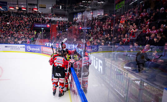 Örebros Derek Ryan gör 1-0 och jublar med Martin