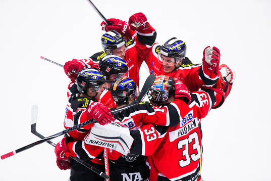 Örebros spelare jublar