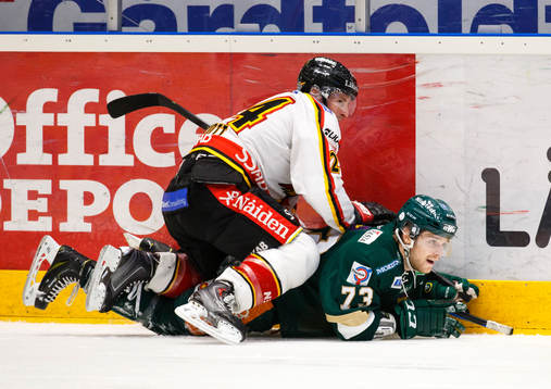Luleås Cam Abbott trycker ner Färjestads Anton Grundel
