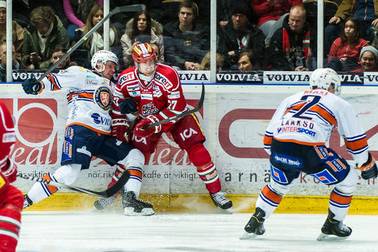Modos Peter Öberg kämpar mot Växjös Teemu Laakso