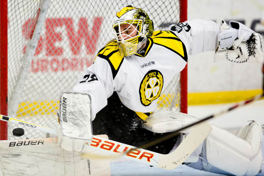Brynäs målvakt Bernhard Starkbaum sträcker sig