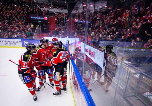 Örebros Derek Ryan gör 1-0 och jublar med Martin