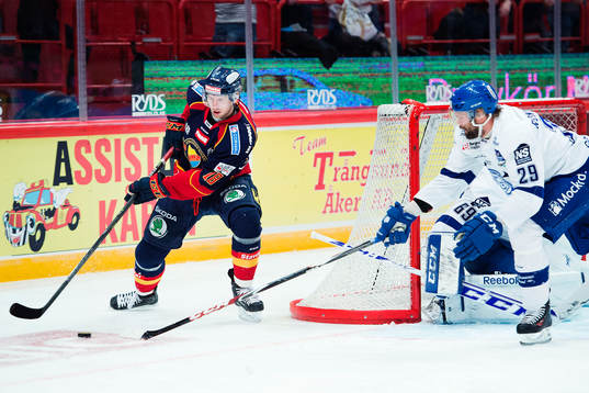 Djurgårdens Michael Holmqvist och Leksands Joonas Rönnberg