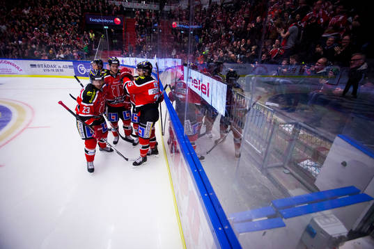 Örebros Derek Ryan gör 1-0 och jublar med Martin
