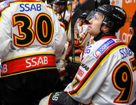 Luleås Per Ledin följer spelet från båset
