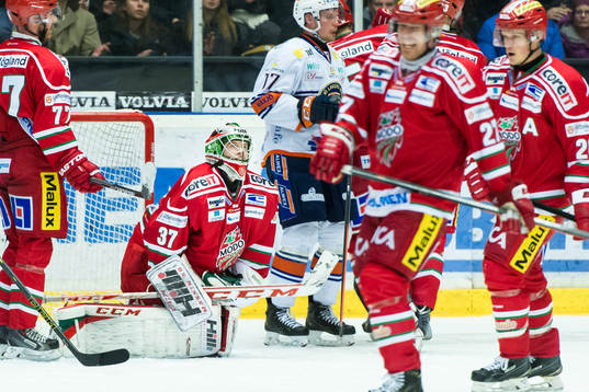 Modos målvakt Adam Reideborn deppar