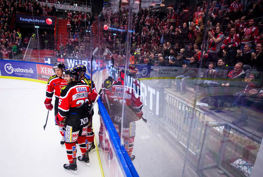 Örebros Derek Ryan gör 1-0 och jublar med Martin