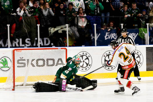 Luleås Cam Abbott sätter pucken mellan benen på