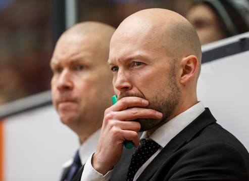 Luleås assisterande tränare Stefan Nilsson ser bekymrad ut