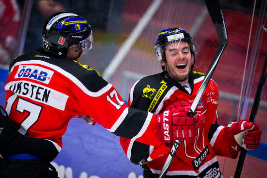 Örebros Derek Ryan gör 1-0 och jublar