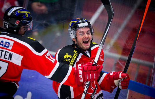 Örebros Derek Ryan gör 1-0 och jublar