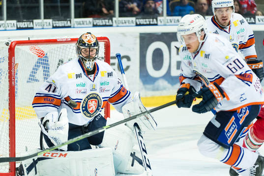 Växjös målvakt Cristopher Nihlstorp räddar ett skott