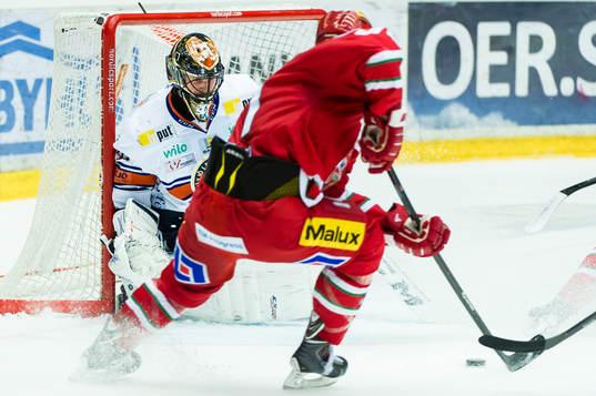 Modos Simon Önerud gör mål på Växjös målvakt