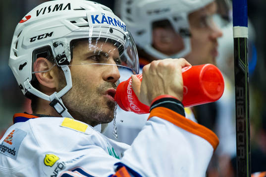 Växjös Cory Murphy dricker vatten