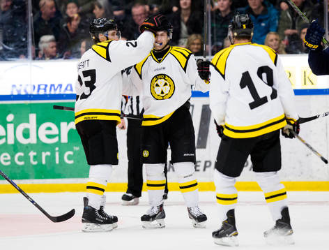Brynäs Bill Sweatt och målskytten Greg Scott jublar