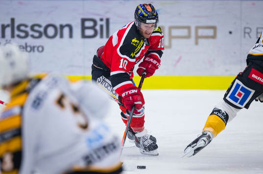 Örebros Derek Ryan gör 1-0 och jublar