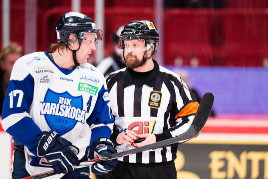 Karlskogas Christian Berglund diskuterar med domare Pierre