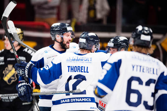Karlskogas spelare jublar