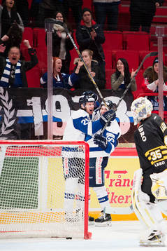 Karlskogas Martin Thelander jublar