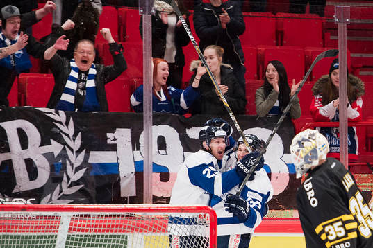 Karlskogas Martin Thelander jublar