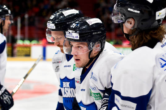 Karlskogas Carl Berglund träffas illa av en tackling och