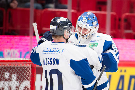 Karlskogas Marcus Nilsson åker fram och kramar om målvakt