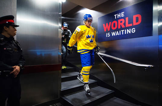 Sveriges William Nylander på väg ut till isen