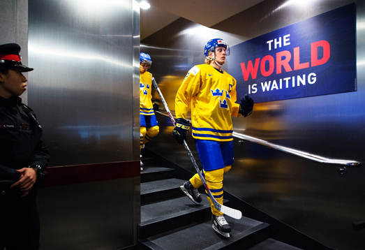 Sveriges Jacob de la Rose på väg ut till isen