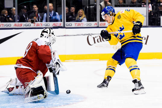 Sveriges William Nylander missar ett friläge mot Danmarks