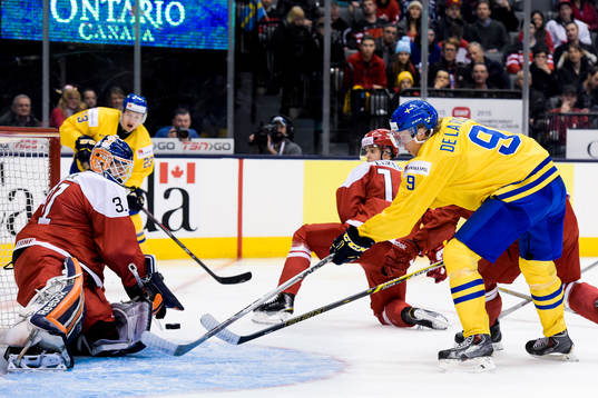 Sveriges Lucas Wallmark passar fram till Jacob de la Rose