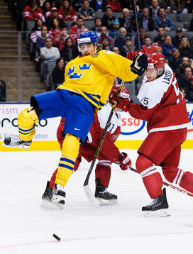 Sveriges Adam Brodecki tar sig förbi Danmarks Mads Larsen