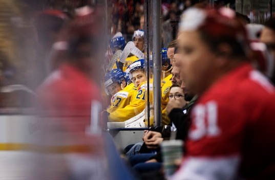 Sveriges William Nylander sitter på bänken