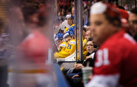 Sveriges William Nylander sitter på bänken