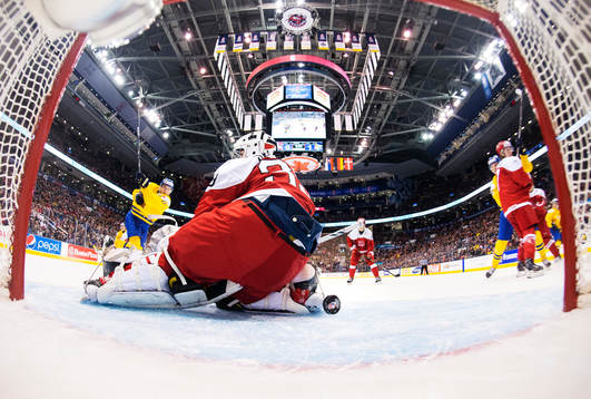 Sveriges Anton Blidh skjuter in 0-2 bakom Danmarks målvakt
