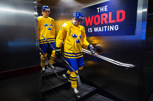 Sveriges Oskar Lindblom och Anton Blidh på väg ut till