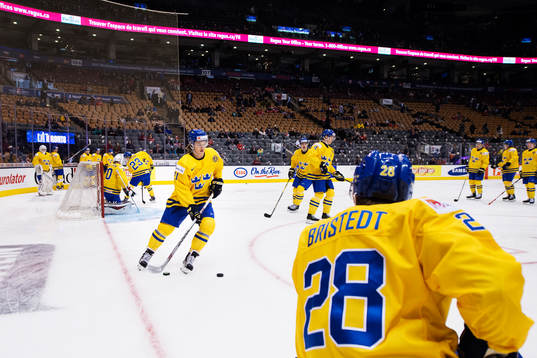 Sveriges William Nylander värmer upp