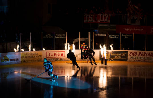 Tingsryds spelare gör entre innan ishockeymatchen i