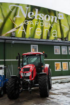 En traktor står parkerad utanför Nelson Garden Arena