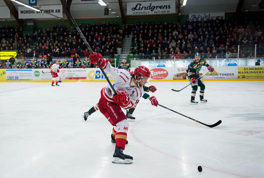 Troja Ljungbys Tobias Törnkvist skjuter ett skott