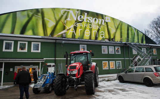 En traktor står parkerad utanför Nelson Garden Arena