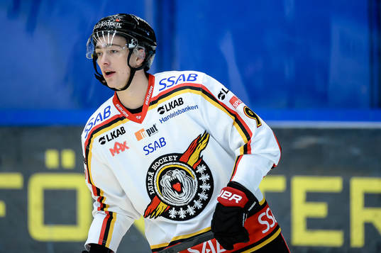 Luleås Johan Forsberg värmer upp innan ishockeymatchen i