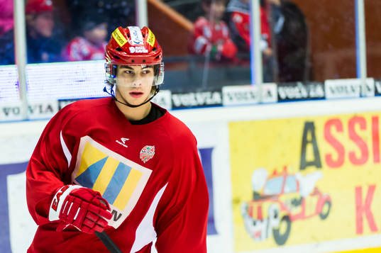 Modos Gustav Possler värmer upp innan Ishockeymatchen i