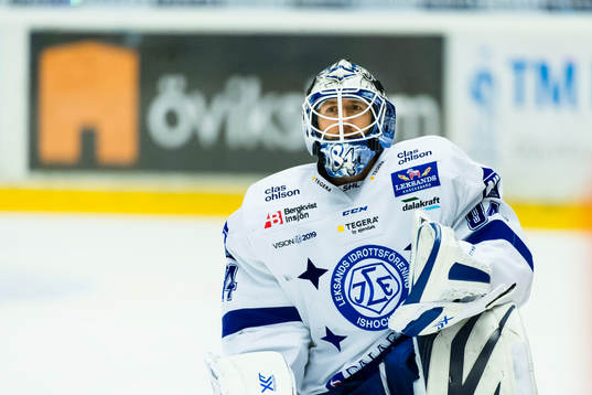 Leksands målvakt Joakim Lundström värmer upp innan