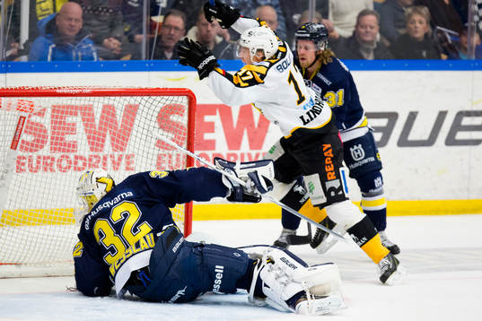 s målvakt Gustaf Wesslau och Mattias Tedenby (h) deppar