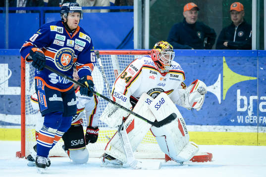 Växjös Erik Josefsson framför Luleås målvakt Joel
