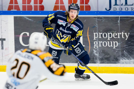 s Mattias Tedenby med pucken