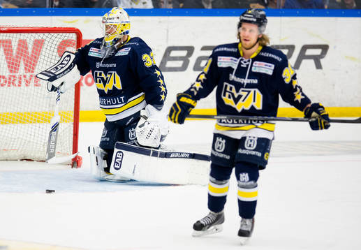 s målvakt Gustaf Wesslau och Mattias Tedenby deppar