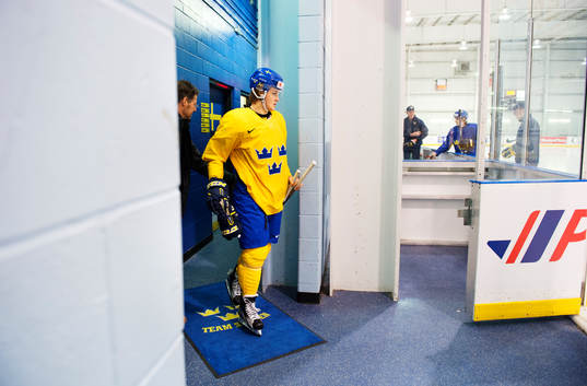 Bläddra bland fler bilder av Ishockey, JVM, träning Sverige