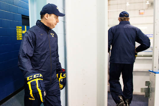 Förbundskaptenen Rikard Grönborg på väg ut till