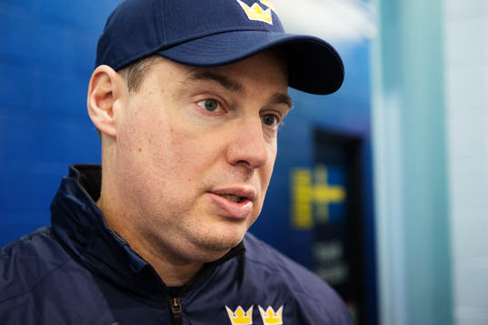 Förbundskaptenen Rikard Grönborg på Sveriges träning